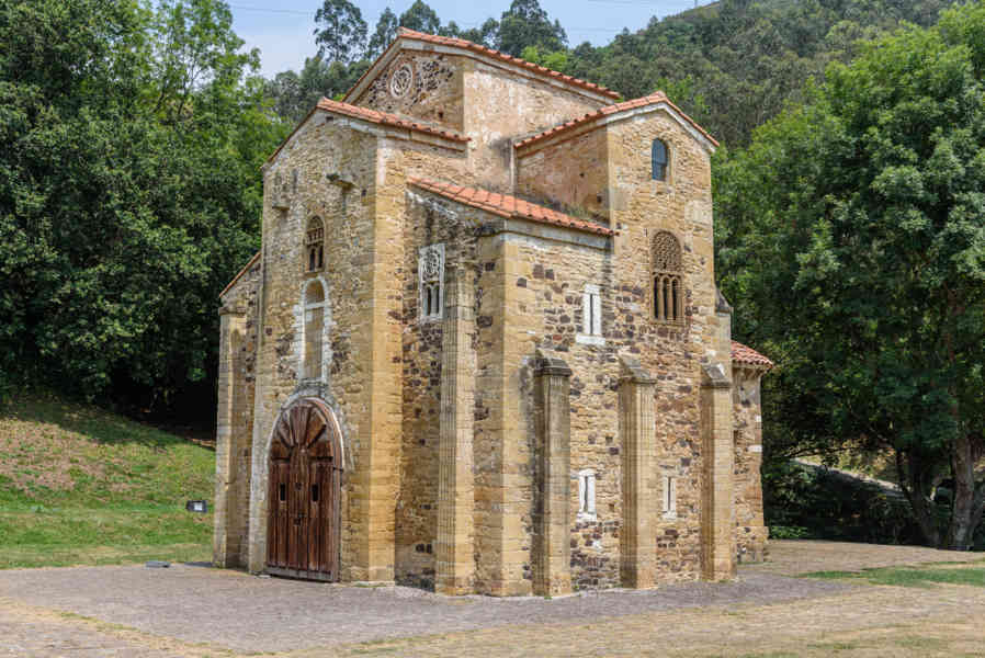 Oviedo 069 - iglesia de San Miguel de Lliño.jpg
